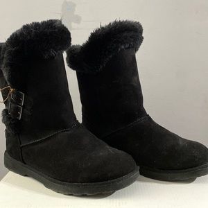 Makalu fuzzy boots